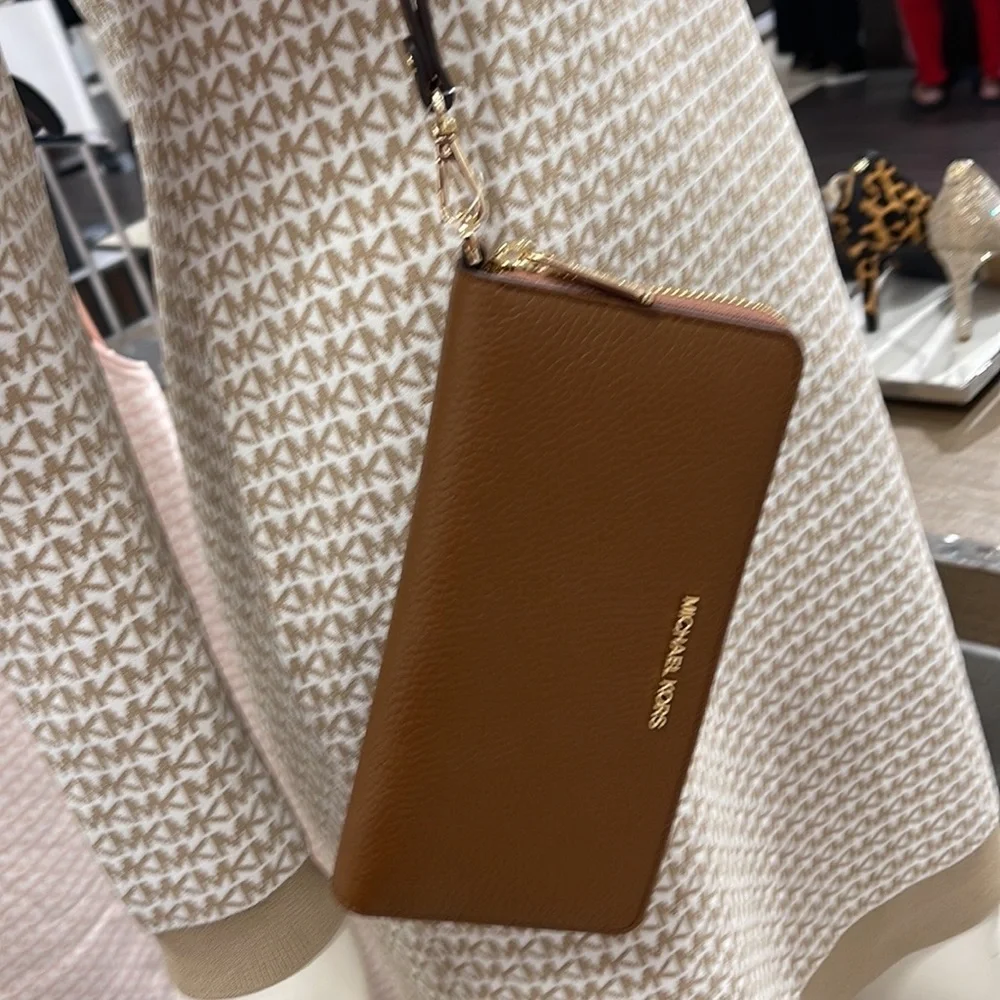 MICHAEL KORS LARGE TRAVEL CONTINENTAL WRISTLET WALLET PHONE HOLDER LUGGAGE